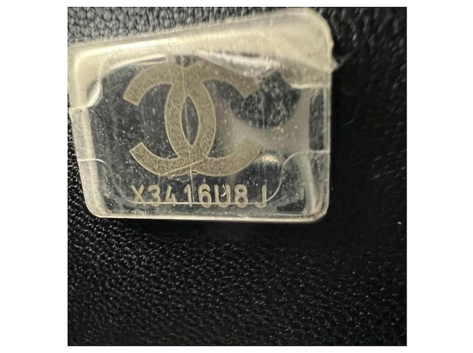 Borsa a tracolla Chanel Boy Flap Medium in Caviar trapuntato nero - vista 4