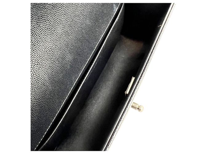 Borsa a tracolla Chanel Boy Flap Medium in Caviar trapuntato nero - vista 5