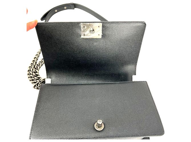 Borsa a tracolla Chanel Boy Flap Medium in Caviar trapuntato nero - vista 6