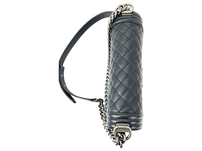 Borsa a tracolla Chanel Boy Flap Medium in Caviar trapuntato nero - vista 7