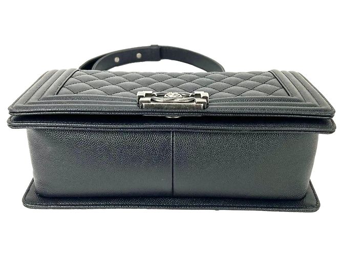 Borsa a tracolla Chanel Boy Flap Medium in Caviar trapuntato nero - vista 8