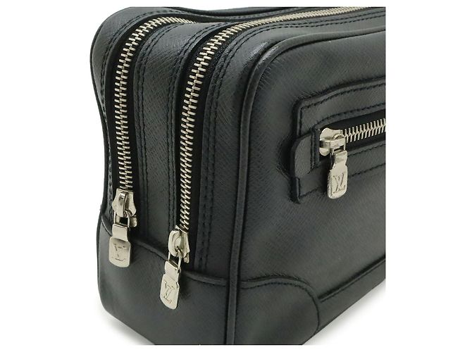 Clutch Louis Vuitton Taiga Nero - vista 4