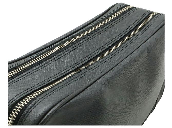 Clutch Louis Vuitton Taiga Nero - vista 5