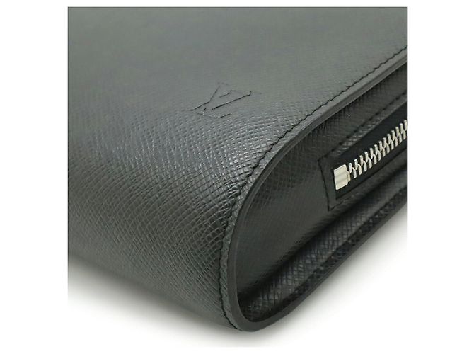 Clutch Louis Vuitton Taiga Nero - vista 3