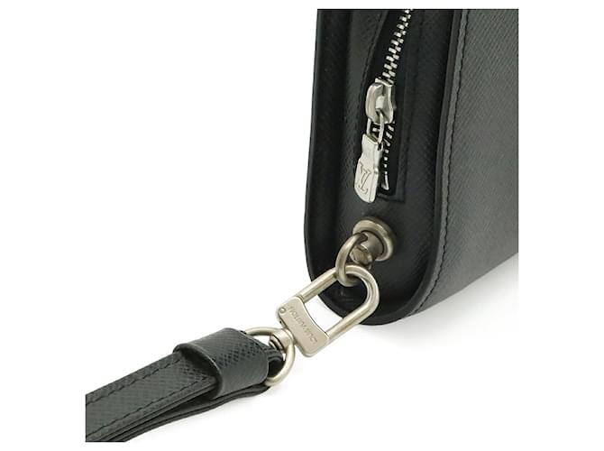 Clutch Louis Vuitton Taiga Nero - vista 4