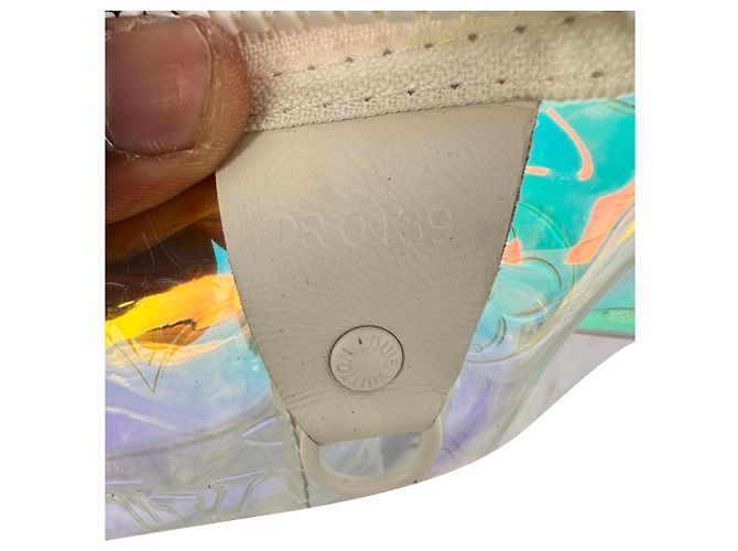 Bolsa Louis Vuitton Monogram Prism Keepall Bandouliere em PVC Multicor - vista 11