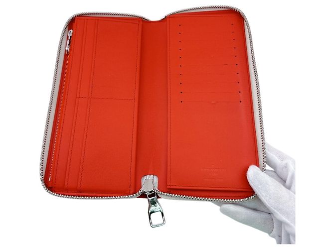 Louis Vuitton Zippy Wallet in Damier Canvas White Red Damier ebene - view 7