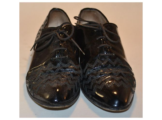 Scarpe stringate Yves Saint Laurent in vernice nera con ricamo a zig-zag Nero - vista 2