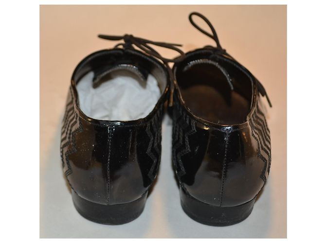 Scarpe stringate Yves Saint Laurent in vernice nera con ricamo a zig-zag Nero - vista 3