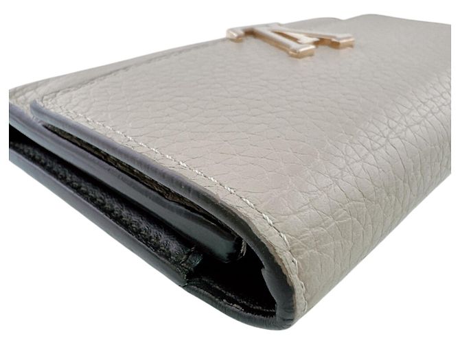 Louis Vuitton Beige Portefeuille Capucines Compact Dreifach-Geldbörse - Ansicht 2
