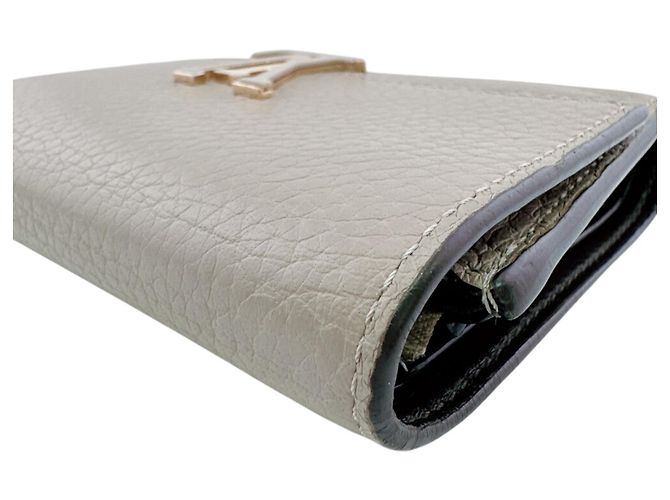 Louis Vuitton Beige Portefeuille Capucines Compact Dreifach-Geldbörse - Ansicht 5