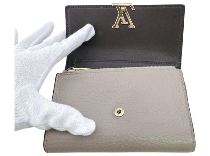 Louis Vuitton Beige Portefeuille Capucines Compact Dreifach-Geldbörse - Ansicht 6