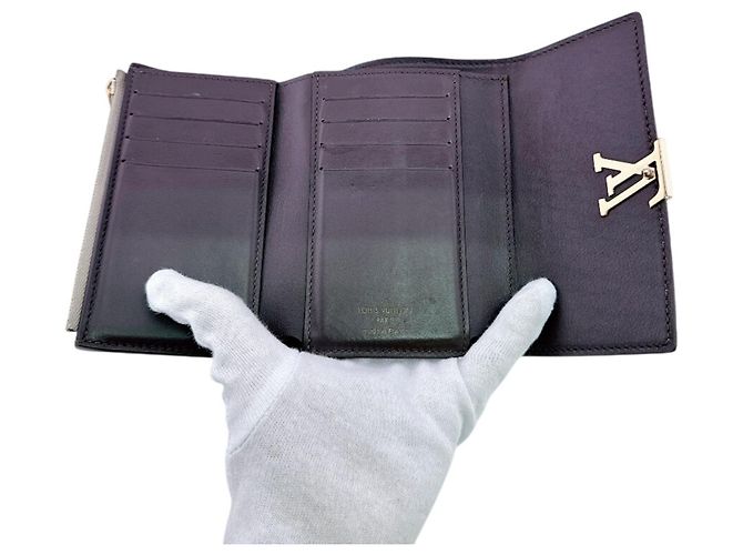 Louis Vuitton Beige Portefeuille Capucines Compact Dreifach-Geldbörse - Ansicht 7