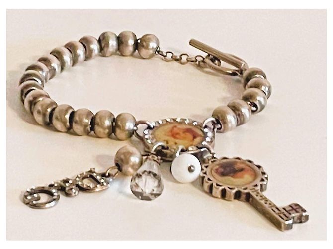 Iconico bracciale vintage DOLCE & GABBANA con cammeo, cristalli, perla, charms Argento Multicolore - vista 16