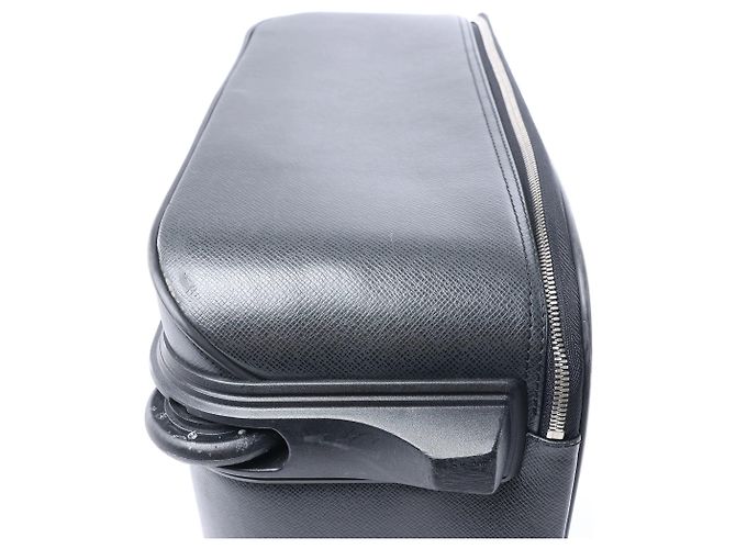 Borsa da viaggio Louis Vuitton Pegase 45 in pelle Taiga verde M23302 Nero - vista 10