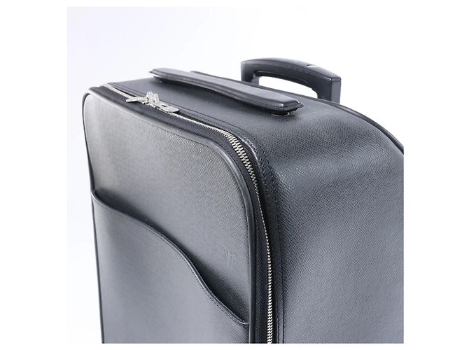Borsa da viaggio Louis Vuitton Pegase 45 in pelle Taiga verde M23302 Nero - vista 3