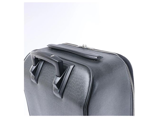 Borsa da viaggio Louis Vuitton Pegase 45 in pelle Taiga verde M23302 Nero - vista 5
