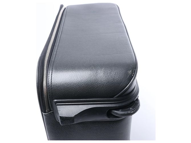 Borsa da viaggio Louis Vuitton Pegase 45 in pelle Taiga verde M23302 Nero - vista 8