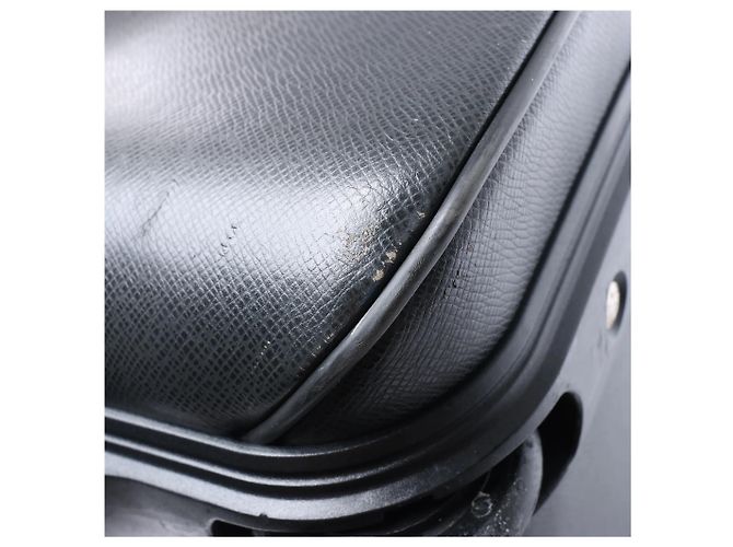 Borsa da viaggio Louis Vuitton Pegase 45 in pelle Taiga verde M23302 Nero - vista 9