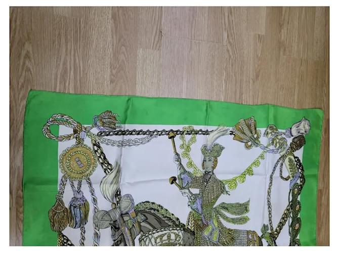 Hermès Le Timbalier Carré in seta Multicolore Verde - vista 2
