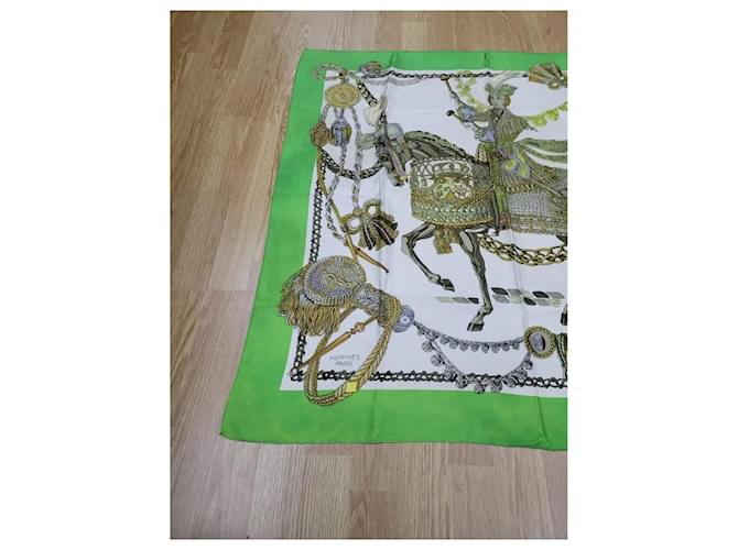 Hermès Le Timbalier Carré in seta Multicolore Verde - vista 3