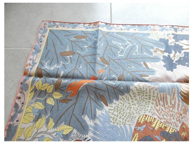 Hermès Carré in seta "Dans les Bras de Sélène" Marrone Rosa Bianco Rosso Blu Beige D'oro Verde Arancione Grigio Crudo Giallo - vista 6