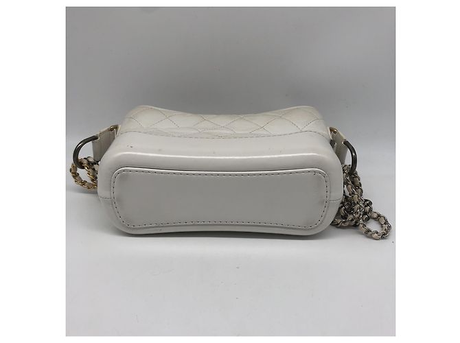 Chanel Gabrielle Hobo em pele de vitelo envelhecida acolchoada Small Branco - vista 3