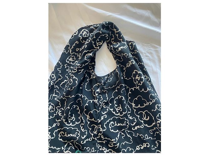 Chanel Top de seda negro con estampado de camelia Blanco - vista 4