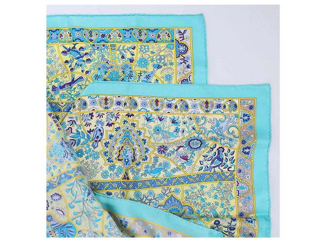 Foulard in seta Hermès Carré 90 "Au Pays des Oiseaux Fleurs" blu - vista 3