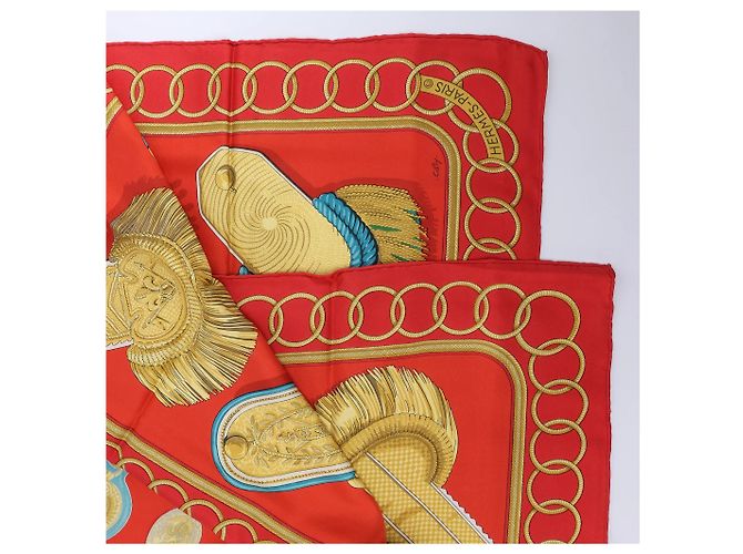 Foulard in seta Hermès Carré 90 "Epaulettes" in Rosso - vista 2