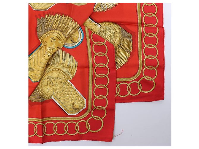 Foulard in seta Hermès Carré 90 "Epaulettes" in Rosso - vista 3