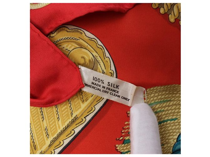 Foulard in seta Hermès Carré 90 "Epaulettes" in Rosso - vista 4