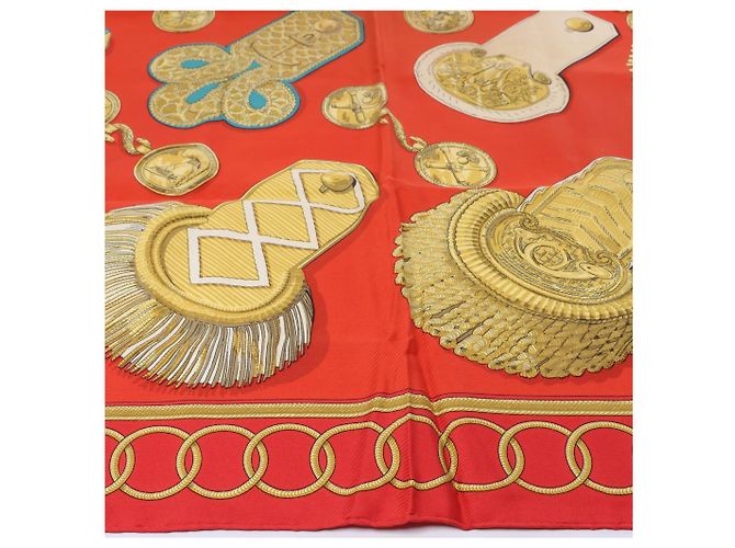 Foulard in seta Hermès Carré 90 "Epaulettes" in Rosso - vista 6
