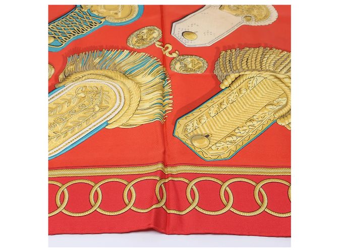 Foulard in seta Hermès Carré 90 "Epaulettes" in Rosso - vista 8
