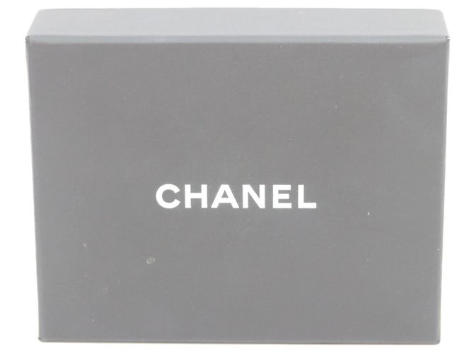 Orecchini A18V Logo x Pearl Stud di Chanel D'oro - vista 11