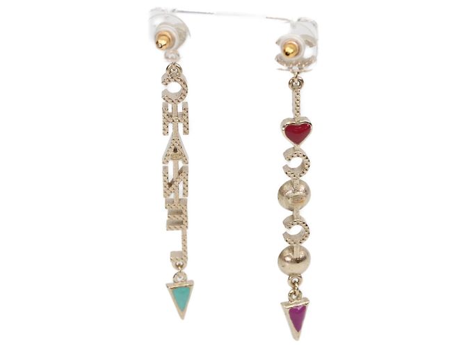 Orecchini A18V Logo x Pearl Stud di Chanel D'oro - vista 3