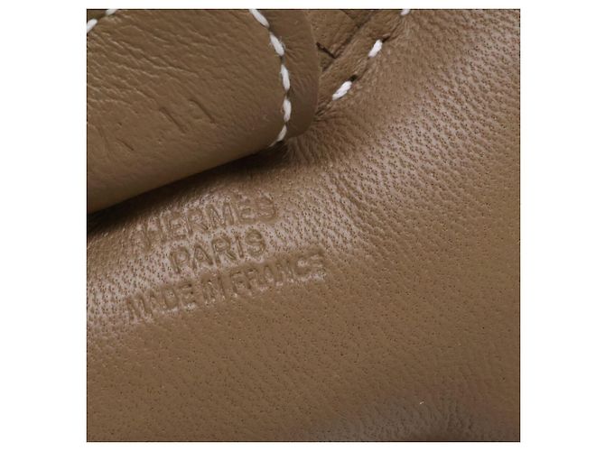 Hermès Charm per borsa Hermes K Stamp Agneau Milo Swift Rodeo PM Taupe - vista 7