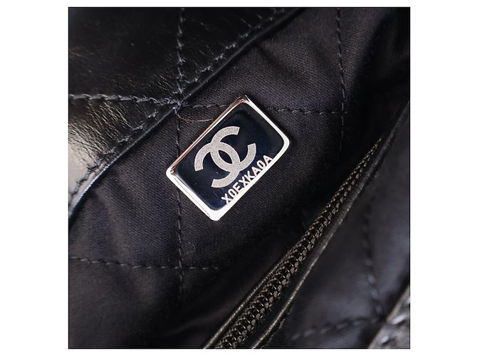 Chanel 22 Rucksack aus glänzendem gestepptem Kalbsleder Schwarz Large - Ansicht 4