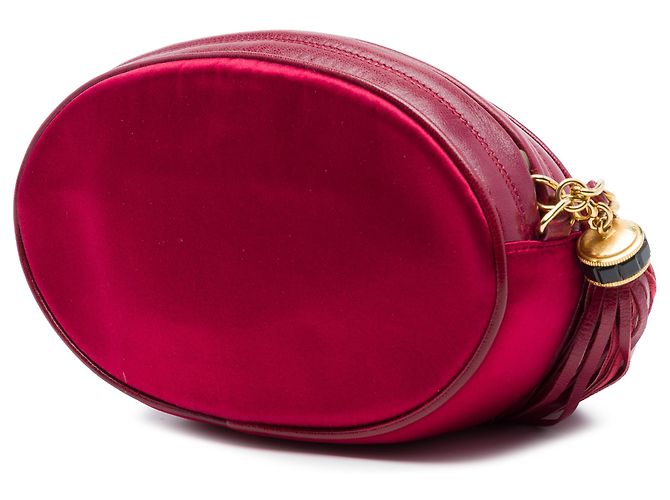 Chanel Ovaler Crossbody-Beutel aus rotem Wildleder mit CC-Verzierung und Quaste - Ansicht 2