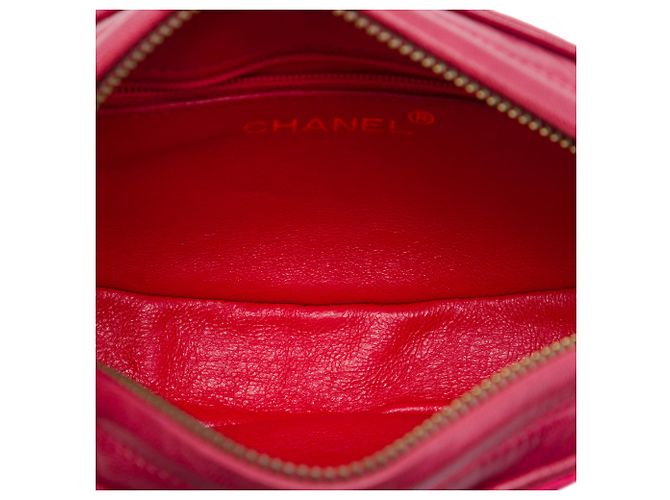 Chanel Ovaler Crossbody-Beutel aus rotem Wildleder mit CC-Verzierung und Quaste - Ansicht 4