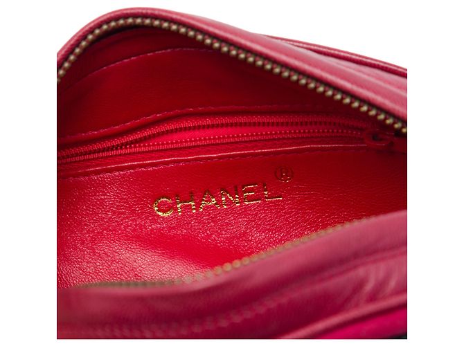 Chanel Ovaler Crossbody-Beutel aus rotem Wildleder mit CC-Verzierung und Quaste - Ansicht 5