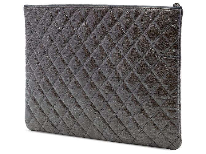 Clutch Chanel Gray Large Crinkled Patent O Case Castaño Gris antracita - vista 2
