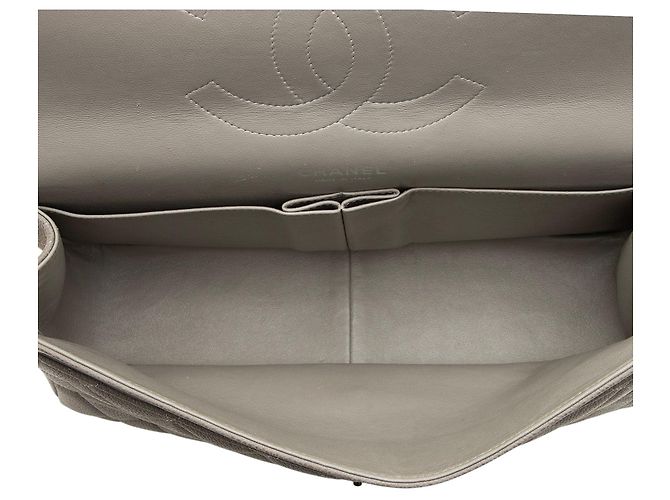 Gabrielle Borsa Chanel Classic Jumbo Double Flap in pelle caviar opaca Grigio - vista 7