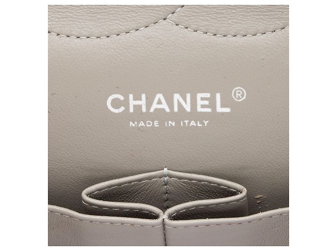 Gabrielle Borsa Chanel Classic Jumbo Double Flap in pelle caviar opaca Grigio - vista 8