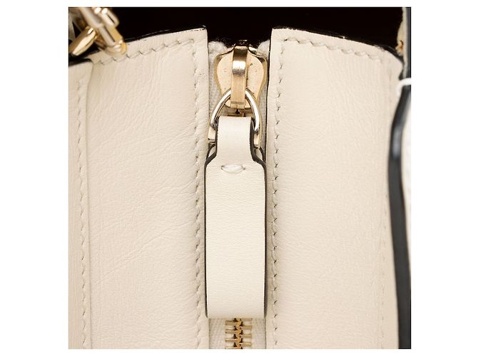 Valentino Garavani Sacote pequeno Valentino Rockstud de couro de bezerro com alça dupla Branco - vista 10