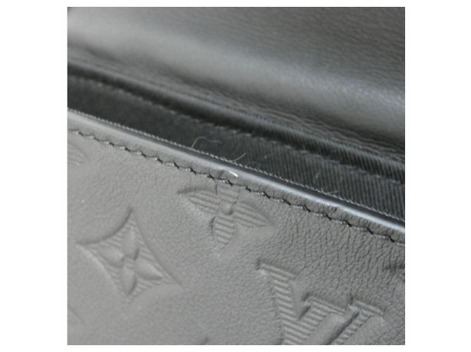 Borsa a tracolla Louis Vuitton Monogram Shadow Pulse Wearable Wallet in pelle di vitello Nero - vista 5