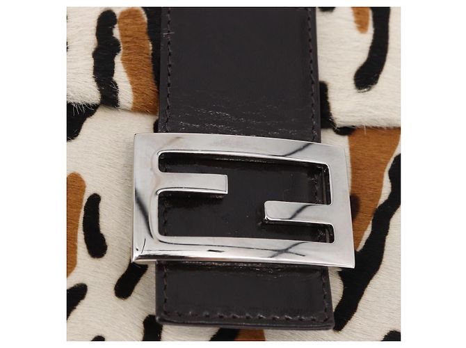 Borsa a tracolla FENDI Leopard Mamma Baguette Harako White Silver Auth yk20700SAM Argento Bianco - vista 17