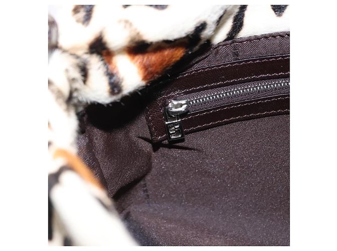 Borsa a tracolla FENDI Leopard Mamma Baguette Harako White Silver Auth yk20700SAM Argento Bianco - vista 24