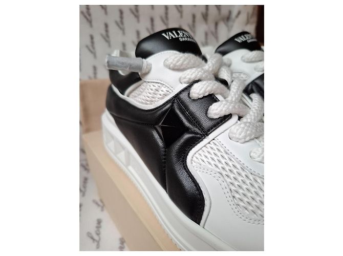 Valentino Garavani Sneakers One Stud Nero Bianco - vista 4