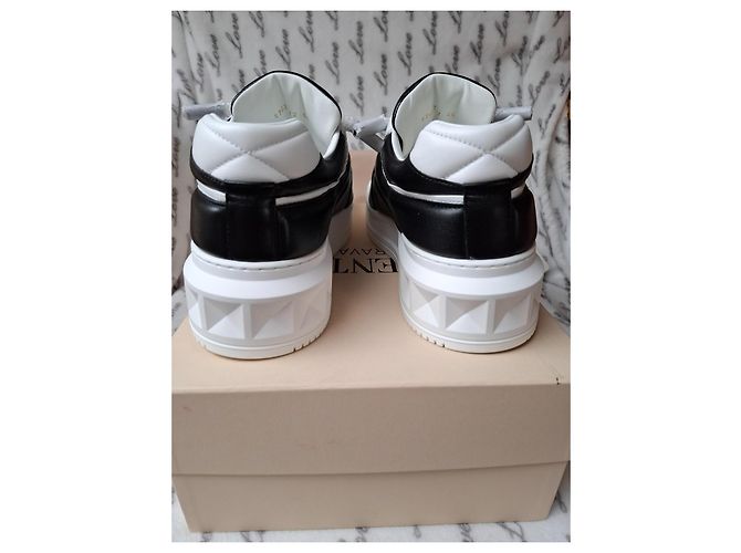 Valentino Garavani Sneakers One Stud Nero Bianco - vista 5